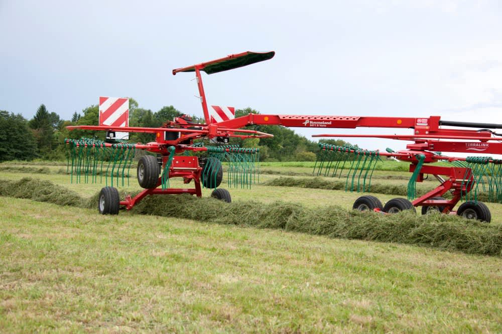 Double rotor rakes - Kverneland 9471 S EVO - 9471 S VARIO, operates in most conditions and is efficient around corners and hedges