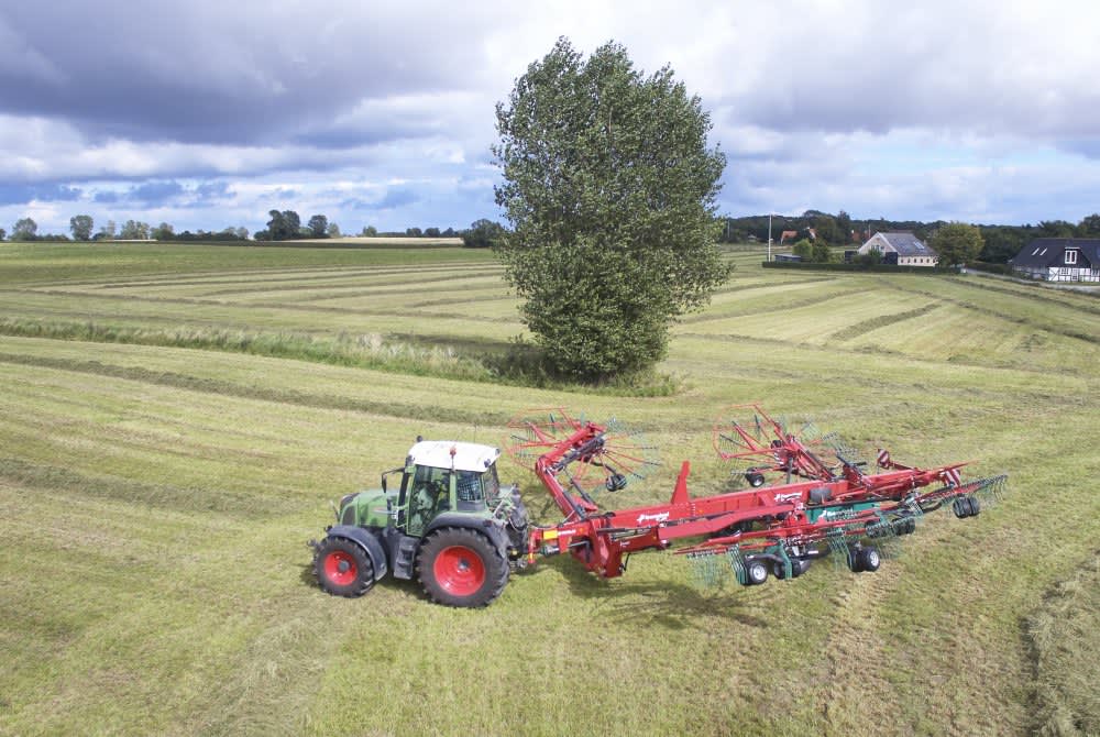 Four Rotor Rakes - Kverneland 97150 C, operating efficiently on field