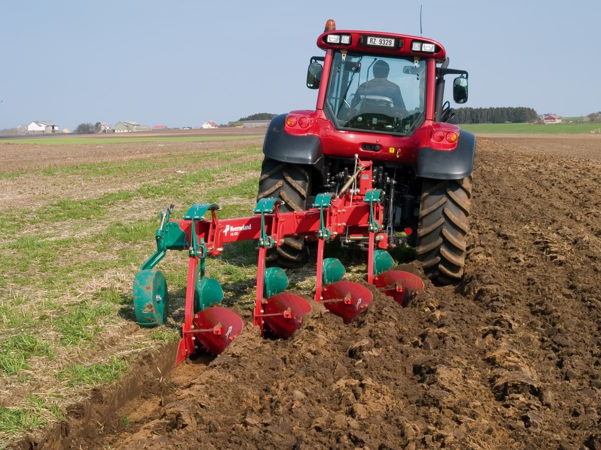 Conventional Ploughs - Kverneland AB AD robust and reliable construction with auto-reset system for non stop ploughing