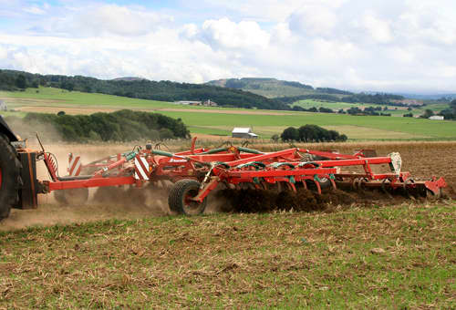 Stubble Cultivators - Kverneland-CTC-cultivator operating efficient on field