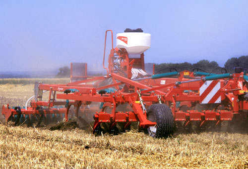 Stubble Cultivators - Kverneland CTC-Cultivator provides perfect cutting, mixing and levelling
