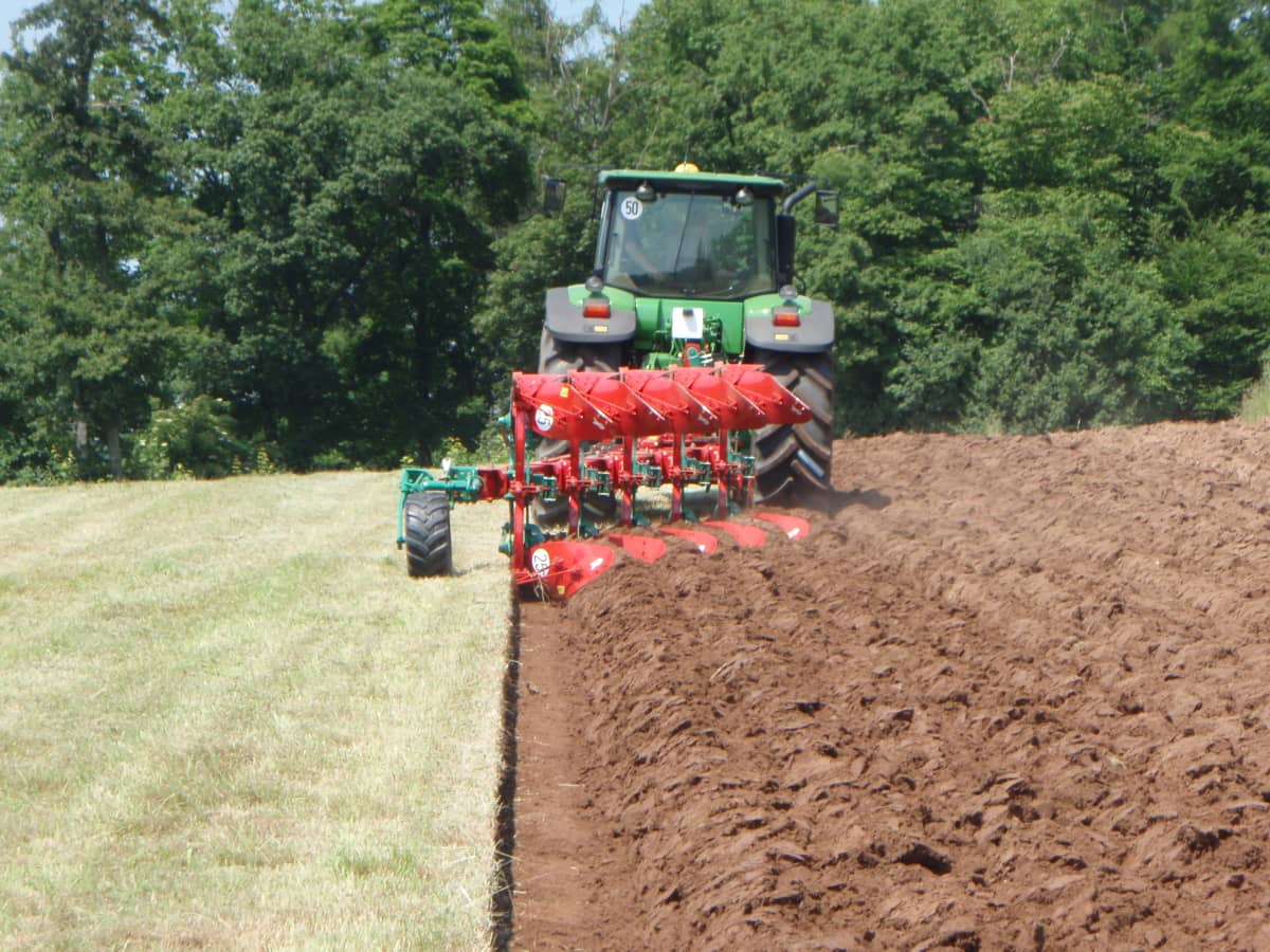 Reversible Mounted Ploughs - Kverneland EG LB contains unique memory system that maintain desired furrow width setting after the reversing cycle