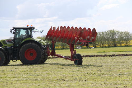 Reversible Semi-Mounted Ploughs - Kverneland PN RN, centered wheel easy to plough close to edges as fences and trees