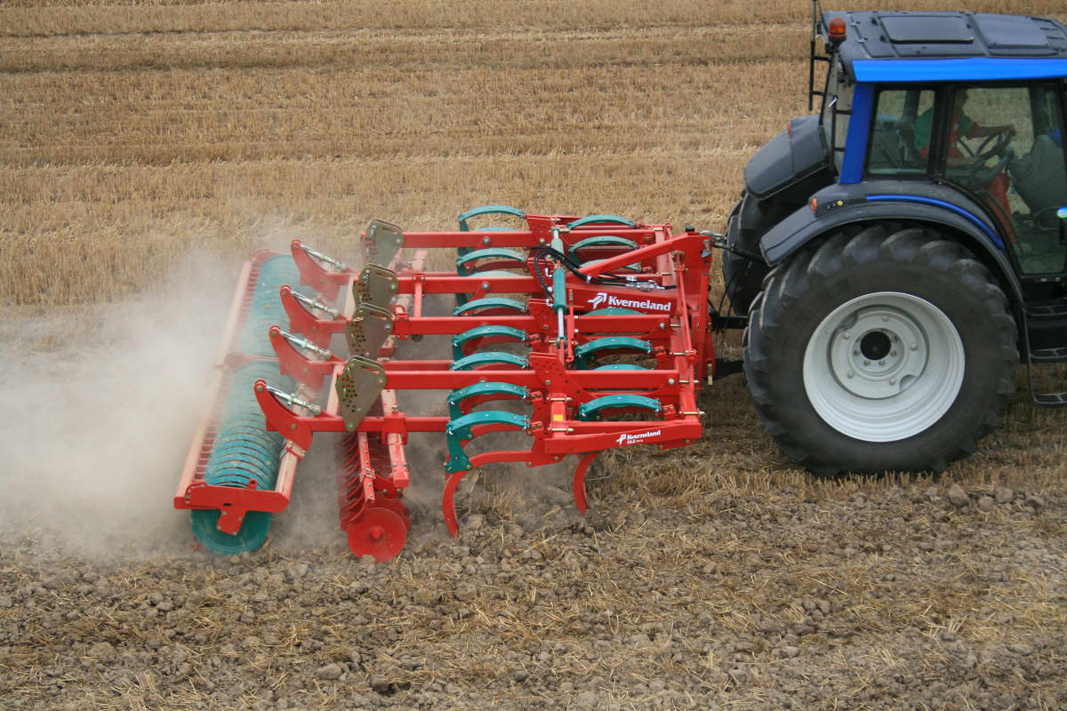 Stubble Cultivators - Kverneland CLC-Evo with powerful tractor