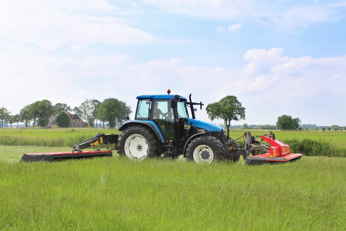 Plain Mowers - VICON EXTRA 432H - 436H - 440H - REAR MOUNTED DISC MOWERS, a disc mower with hydraulic suspension and high performance during field operation