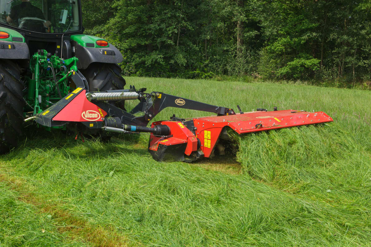 Mower Conditioners - VICON EXTRA 624T - 628T/R - 632T FARMER, tine conditiong with hydraulic spring adjustments also slim design for efficient during operation