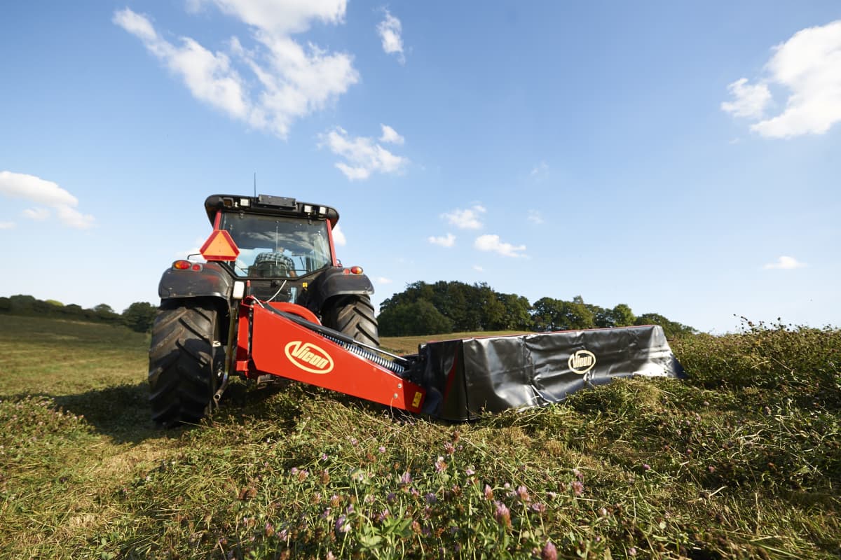 Plain Mowers - VICON EXTRA 228 - 232 - REAR MOUNTED DISC MOWERS, side mounted mowers working angles up to 35°