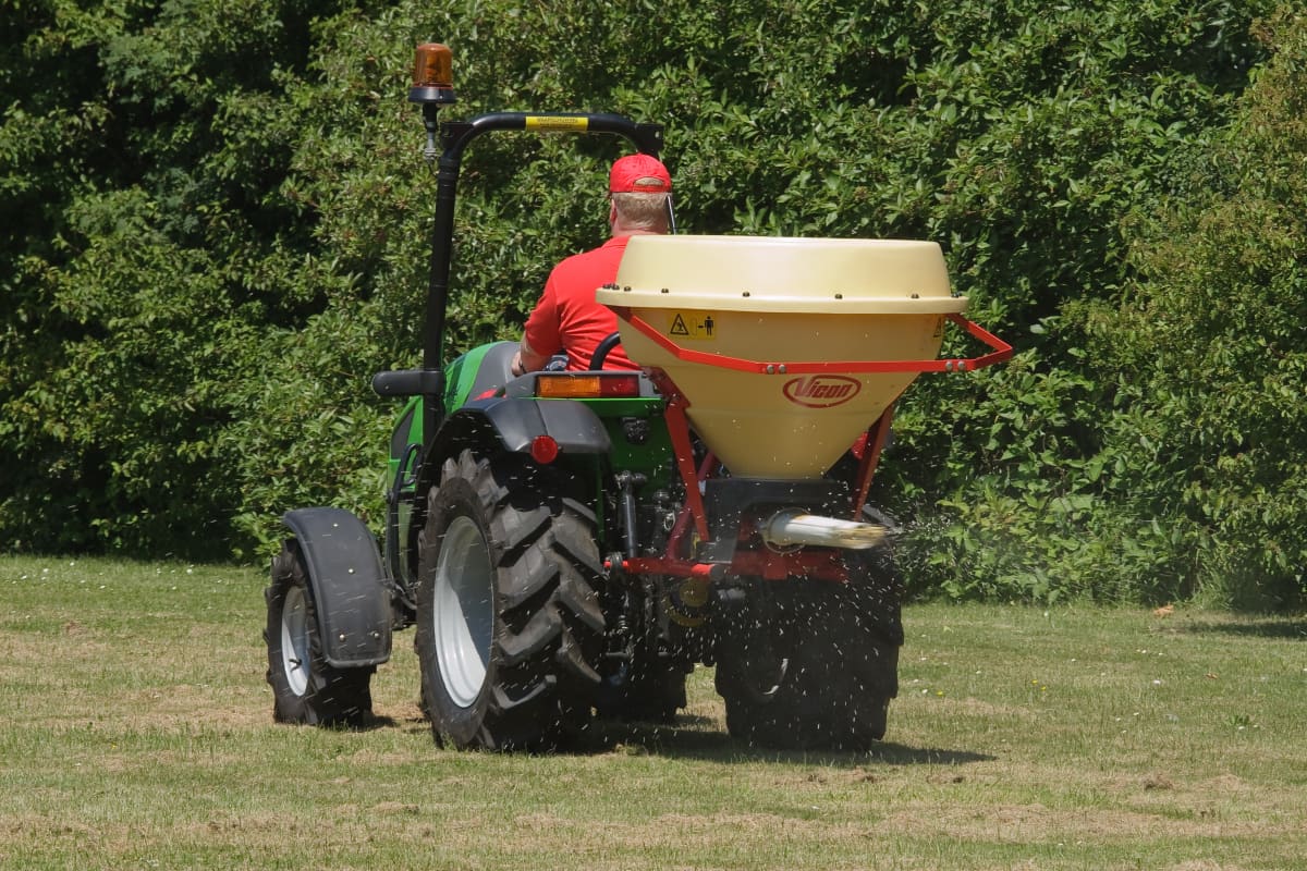 pendulum spreaders - vicon superflow ps225 multi-functional spreader, compact and optimal for small fields and areas
