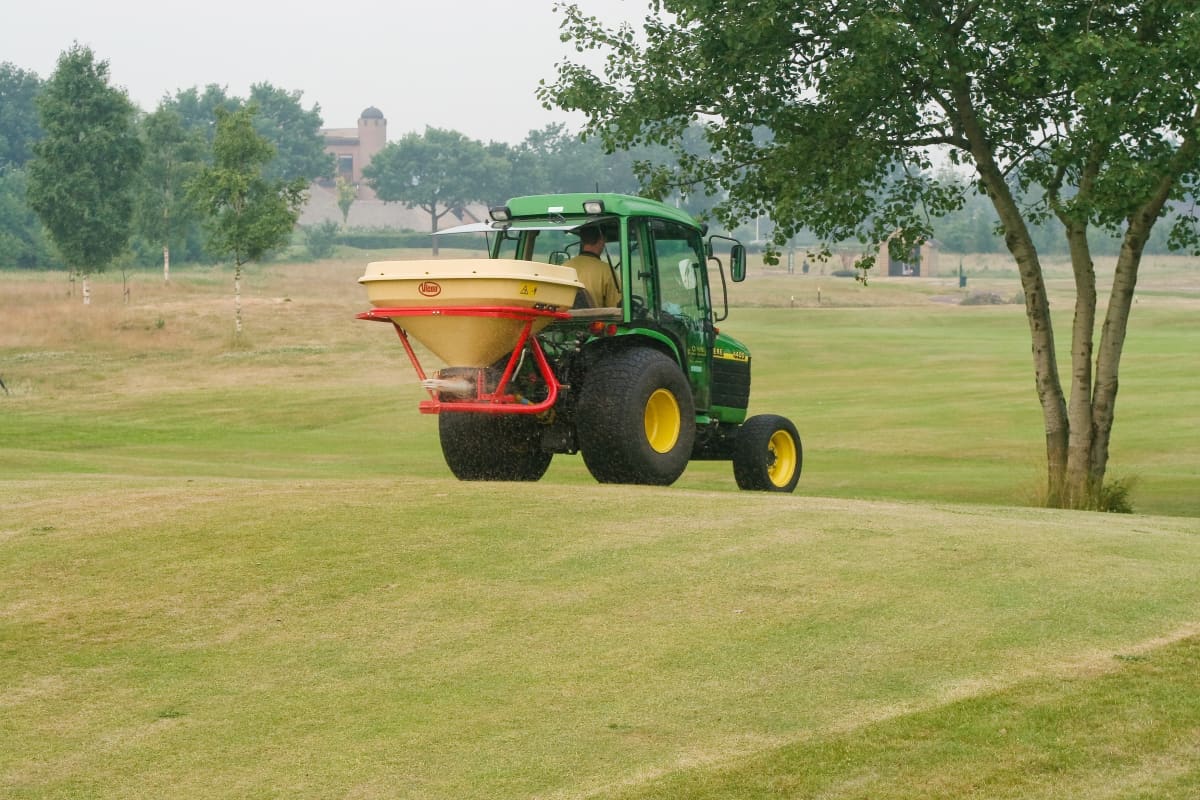 pendulum spreaders - Vicon SuperFlow PS403, operating on golf course