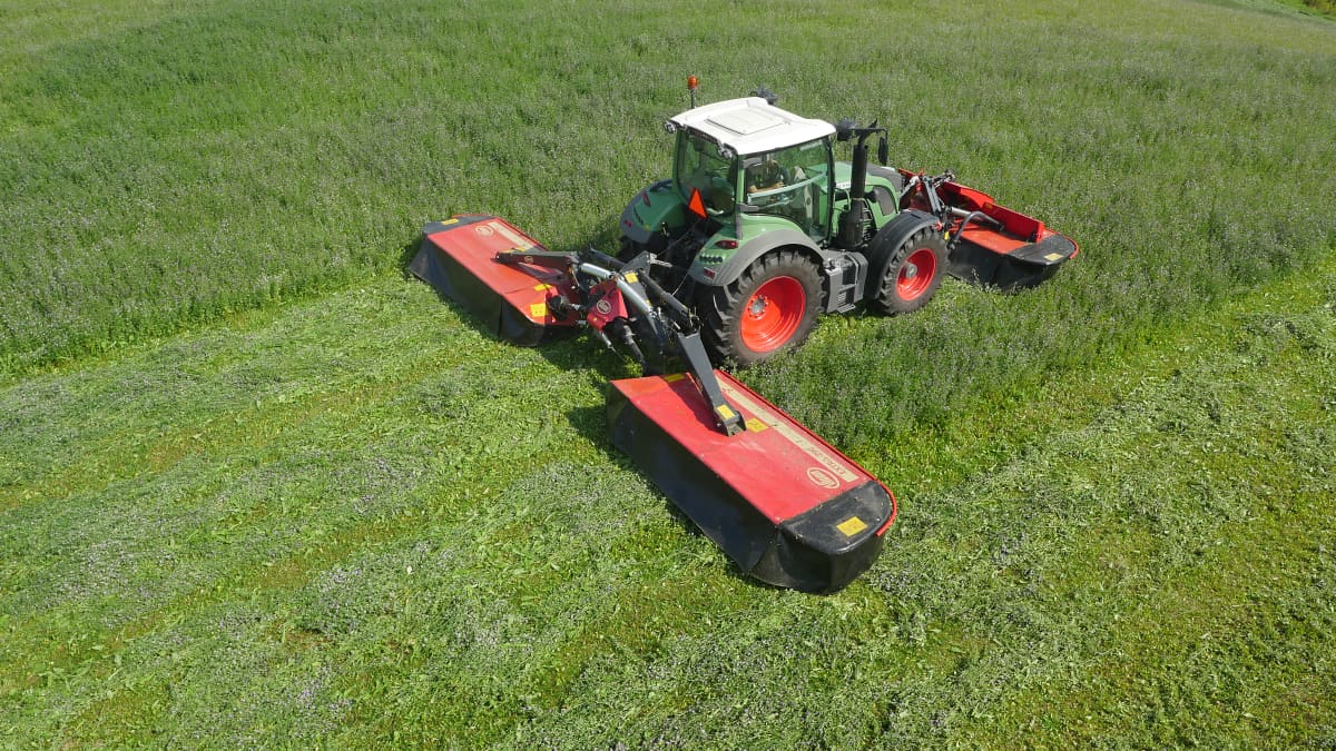 Plain Mowers - VICON EXTRA 390 - 395 - REAR MOUNTED DISC MOWERS, with its low weight providing high performances on field during operations