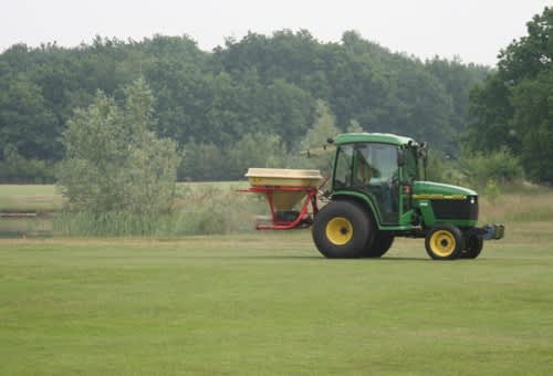 pendulum spreaders - Vicon SuperFlow PS403, operating on golf course