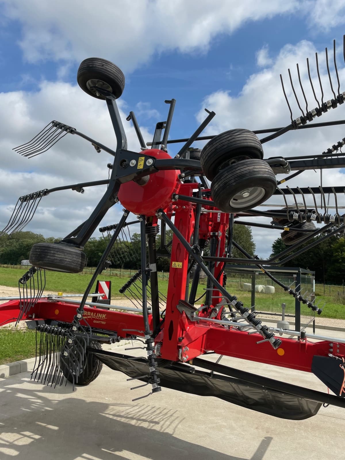 Andaineur double rotor à andainage central Andex 764