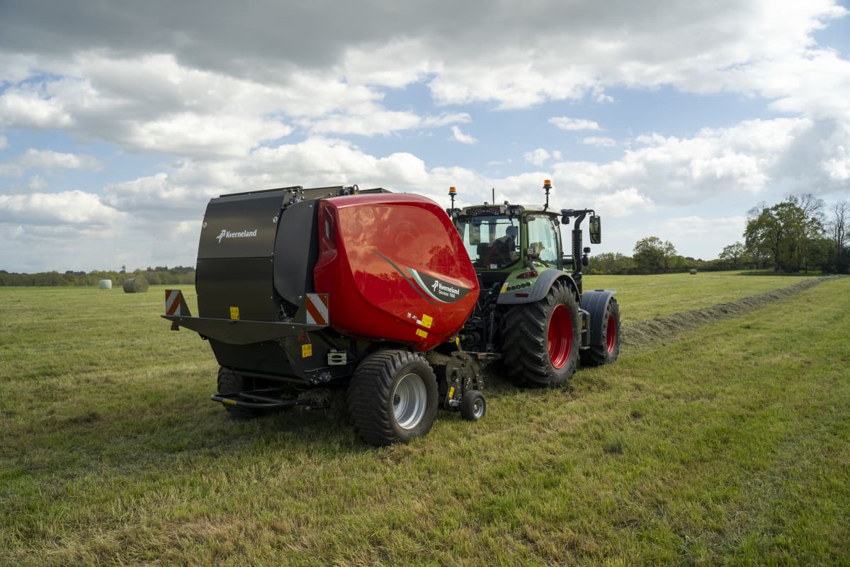 Nouvelle génération de presse à chambre variable Kverneland Densus 7090 avec un pick-up XL d&#039;une largeur de travail de 2,30 m