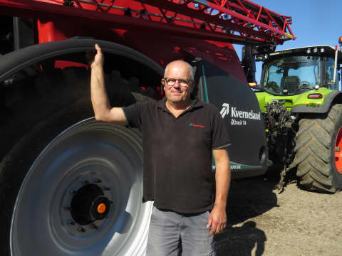 The Danish farmer Henning Rasmussen talks about his deep cultivator, seed drill, fertilizer spreader and brand new field sprayer, all from Kverneland.