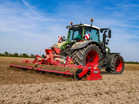 La grada rotativa plegable Kverneland NG-S 101 F35 es el resultado de la unión de los expertos en trabajo del suelo y siembra para la construcción de un implemento avanzado para tractores de hasta 350 CV.