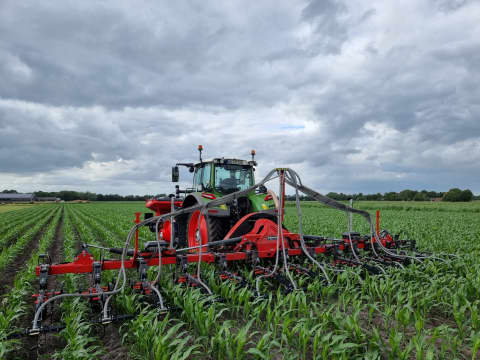 Kverneland Onyx 4092 F – 12 rows with distribution head and f-drill front hopper for the application of fertiliser