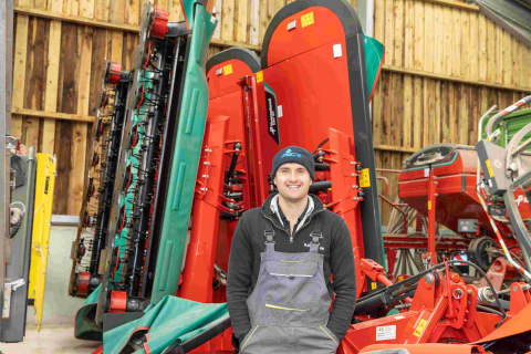 Kverneland - Mowing to the max with a pair of Kverneland 5387MT butterfly mower conditioners