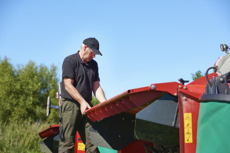 Mower conditioners - Kverneland 53100 MT, butterfly mower combination with QuattroLink suspension concept