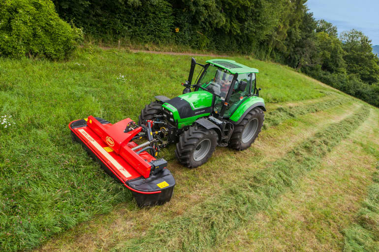 Plain Mowers - Vicon EXTRA 332XF, designed for narrow swathing and wide spreading, first front disc mower with with an actively driven swath former