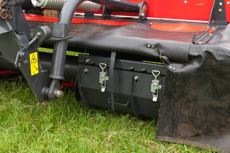 Plain Mowers - Vicon EXTRA 332XF, designed for narrow swathing and wide spreading, first front disc mower with with an actively driven swath former