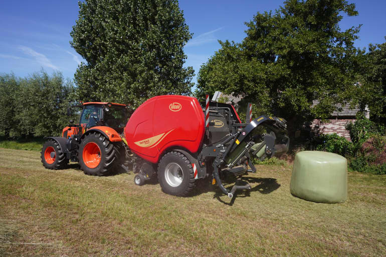 Gentle bale discharge and bale turner