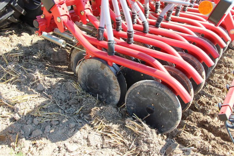 Kverneland u-drill, universal seed drill combination - seedbed preparation and levelling