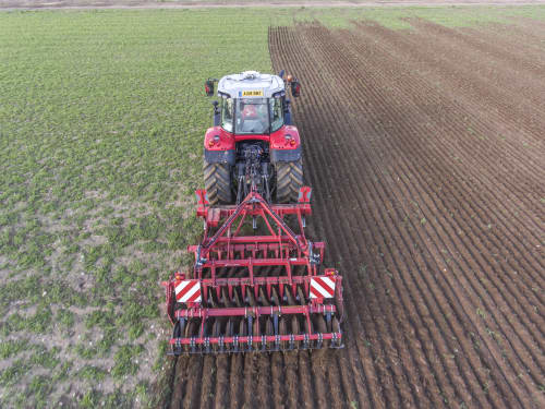 Subsoilers - Kverneland DTX operating on low power requirements and long durability on field