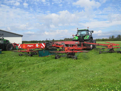 Kverneland 94125 rotary rake forming grass swaths for high-quality silage at Hedegaarden Farm