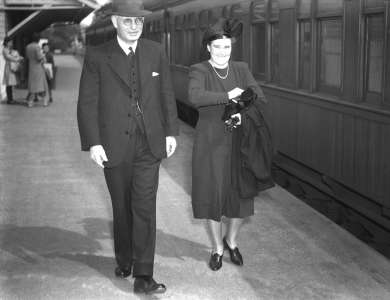 John and Elsie Curtin at Canberra Rail Station, 29 October 1941