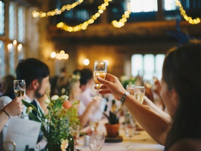 Pourquoi le buffet à volonté 'classique' tue l'ambiance de votre mariage à 22h (et l'alternative qui réveille les invités)