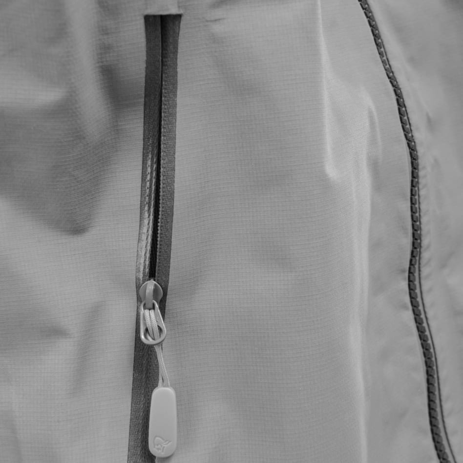 Technical details Hand pockets above harness and hip belt