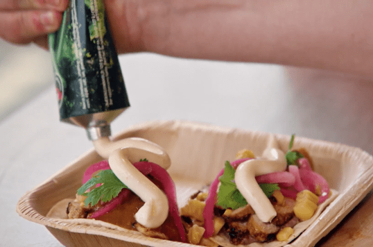 Kavli Tasty Taco med svinestrimler, Kavli Smaksrik smøreost, maiskolber og bønner er et digg måltid og et spennende alternativ til fredagstacoen