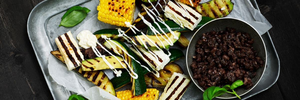 Grillade paneer med Johnny’s® Mayo American Style och majs, aubergine, zucchini och avokado