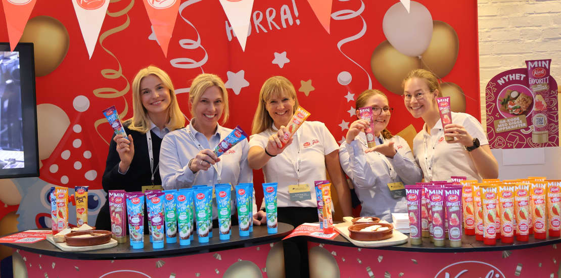 Jentene fra produktutvikling deler ut Kavliost på ostesymposium i Bergen