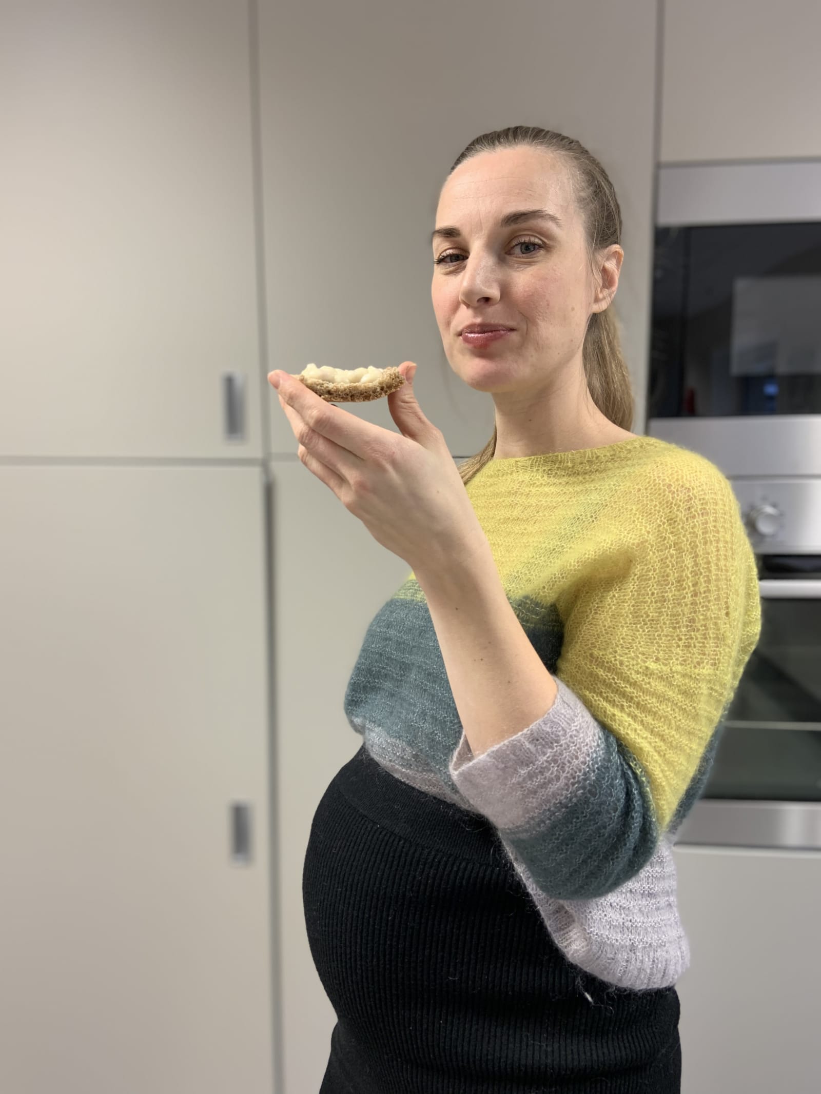 Produktutvikler Ane Grønsberg nyter en velfortjent brødskive med Kavli-nyheten Primula Spekeskinke.
