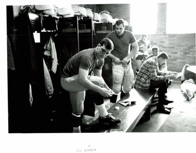 Former Notre Dame defensive lineman Kevin Hardy (standing in middle)