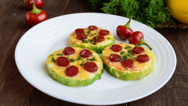 zucchini pizza bites, veggie pizza