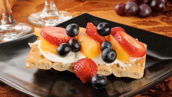 fruit bar, graham cracker, fruit tart, strawberries, blueberries
