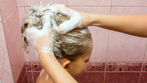 kid bath, shampoo, washing hair, washing kid, bath, hygiene, childcare, child hygiene 