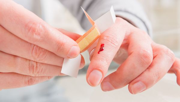 Cut finger: When to seek emergency help and first aid