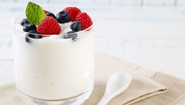 berries and yogurt 