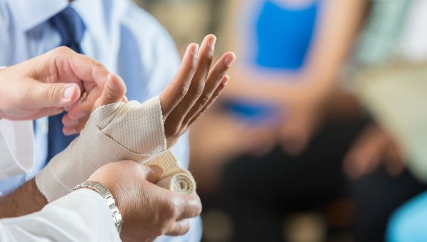 wrapping hand bandage