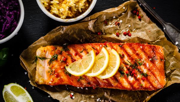 Salmon with lemon slices