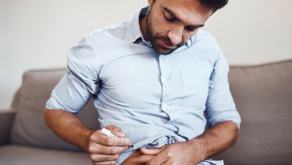 man injecting insulin