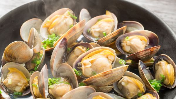 Cooked clams in a skillet.