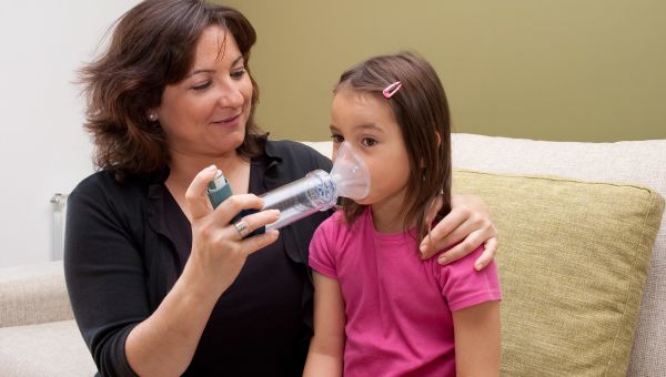 doctor or nurse with child, girl and teddy bear, inhaler, asthma 