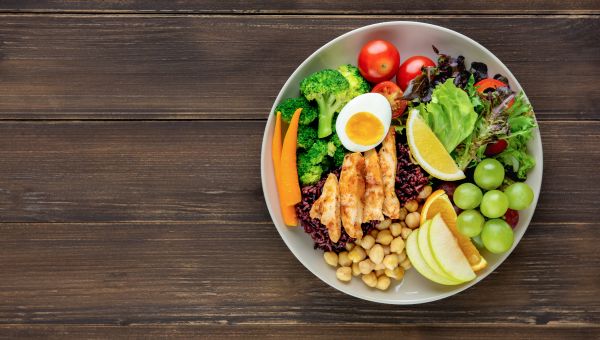 a healthy low-sodium salad bowl 