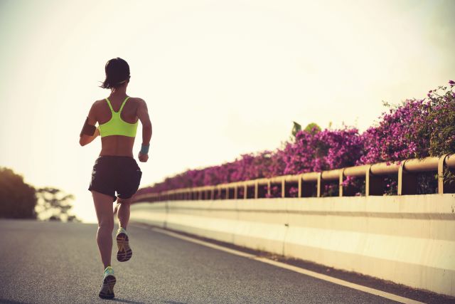 A woman runs, working out with allergies. She knows that exercise and allergies aren't mutually exclusive. 