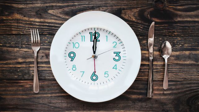 Intermittent fasting concept featuring a dinner plate with an illustrated clock face