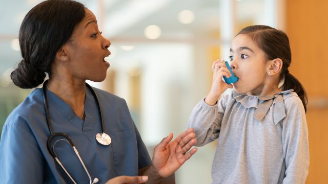 girl using inhaler